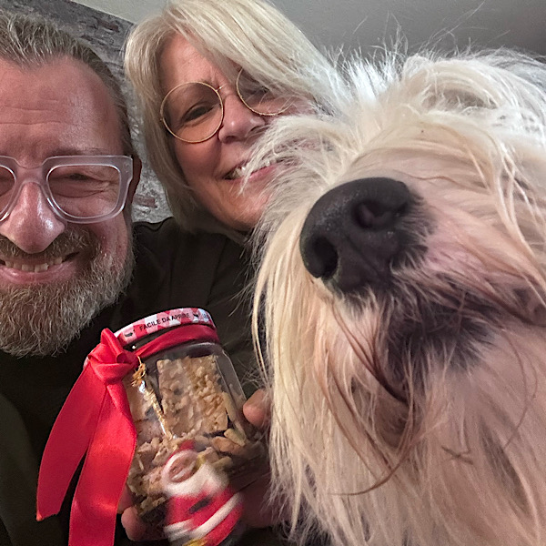 Familie Gruen mit Hund und Weihnachtsmännchen